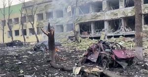 Esta captura de video de un material informativo tomado y publicado por la Policía Nacional de Ucrania el 9 de marzo de 2022 muestra un edificio dañado de un hospital infantil, automóviles destruidos y escombros en el suelo luego de un ataque aéreo ruso en la ciudad de Mariupol, en el sureste.