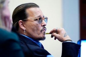 El actor estadounidense Johnny Depp escucha en la sala del tribunal del Tribunal de Circuito del Condado de Fairfax en Fairfax, Virginia, el 2 de mayo de 2022. - El actor estadounidense Johnny Depp demandó a su exesposa Amber Heard por difamación en el Tribunal de Circuito del Condado de Fairfax después de que ella escribiera una op- artículo publicado en The Washington Post en 2018 refiriéndose a sí misma como una "figura pública que representa el abuso doméstico". (Foto de Steve Helber / PISCINA / AFP)