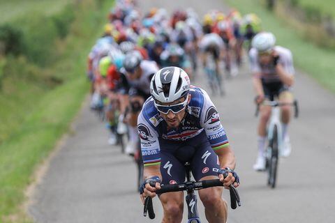 El ciclista francés de Soudal Quick-Step, Julian Alaphilippe, se adelanta al grupo de ciclistas durante la 19.ª etapa de la 110.ª edición de la carrera ciclista del Tour de Francia de 173 km entre Moirans-en-Montagne y Poligny, en el departamento de Jura, en el centro-este de Francia, el 21 de julio de 2023. (Foto de Thomas SAMSON / AFP)