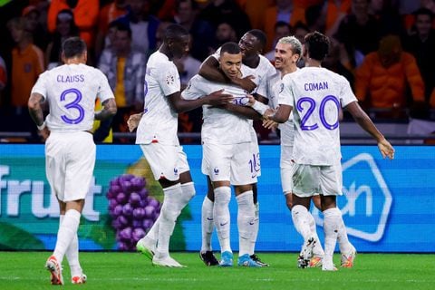 Jugadores abrazan a Kylian Mbappé, estrella de Francia