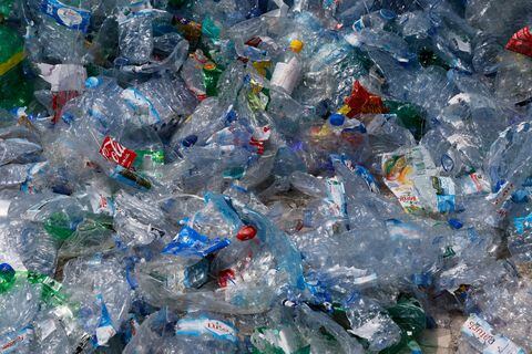 California deberá reducir el uso de paquetes de plástico no reciclable en al menos 30% en seis años (Photo by Ludovic MARIN / AFP)