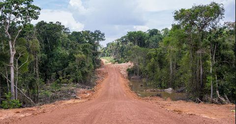 Carretera que comunica zona portuaria con carretera BR-364 en Brasil