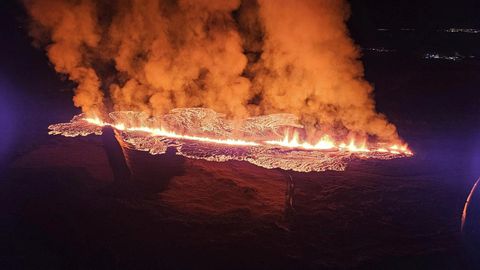 A primera hora de la mañana comenzó una nueva erupción volcánica justo al norte de Grindavík