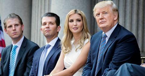 Donald Trump junto a sus tres hijos mayores. El magnate, al parecer, se ha preguntado cómo sería tener sexo con su hija Ivanka, revela el libro de uno de sus extrabajadores.