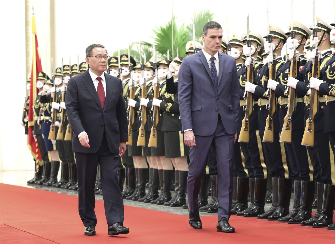 El primer ministro chino, Li Qiang y Pedro Sánchez