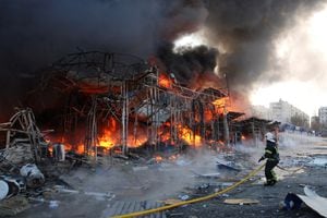 Bombero trabaja en el lugar de un incendio, mientras continúa la invasión rusa de Ucrania, en Kharkiv, Ucrania, el 16 de marzo de 2022. Foto REUTERS/Oleksandr Lapshyn