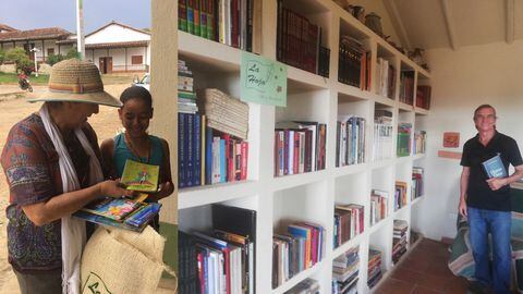 Hace 8 años, Gonzalo Bernal donó sus libros para abrir una biblioteca en la que cualquiera pudiera tomar un libro sin carné, afiliaciones ni compromisos. Hoy, ‘La Hoja’ tiene 112 sedes en varias regiones del país.