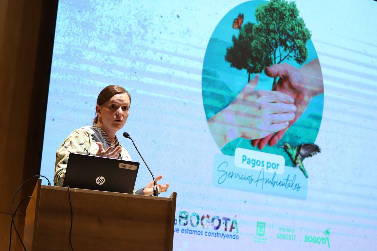 Secretaria de Ambiente, Carolina Urrutia, destacando los logros de pagos por servicios ambientales en Bogotá.
