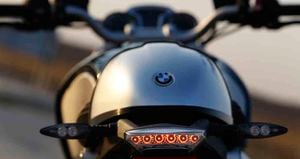 Una moto BMW M100s con sus luces y su famosa insignia en la parte trasera. -Cortesía BMW.