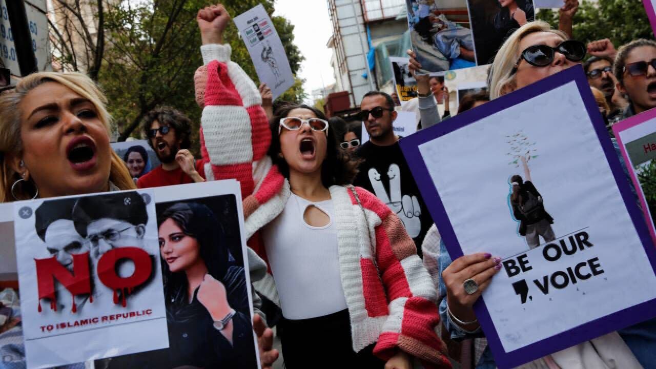 Protesta en apoyo a las mujeres iraníes y contra la muerte de Mahsa Amini.