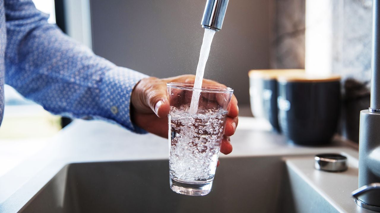 Agua potable / vaso con agua / grifo del agua