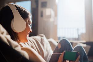 Este dispositivo cuentan con ocho micrófonos repartidos por los auriculares que monitorizan el sonido ambiente. Foto: Getty Images.