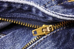 Conozca cómo puede arreglar la cremallera de un jean.
