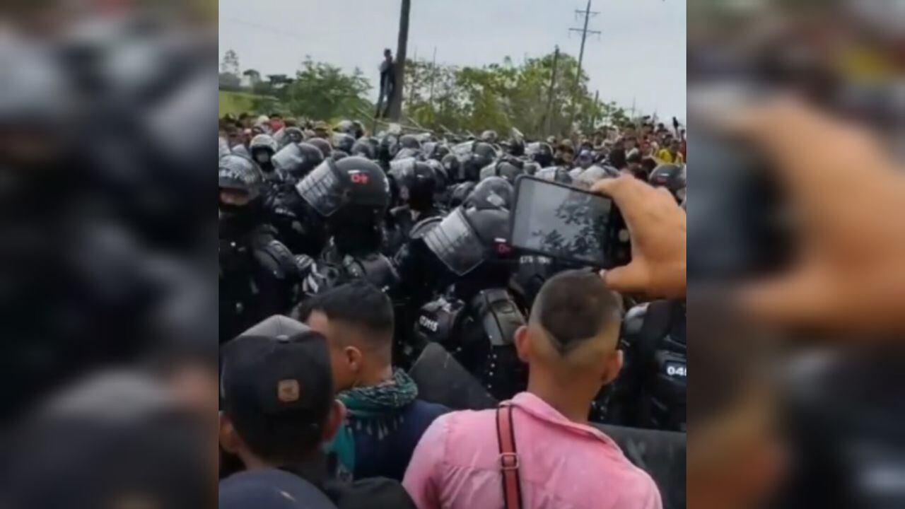 “Ya el Esmad se entregó, hay que matarlos y quemarlos”: manifestantes en Caquetá sentencian a policías en medio de disturbios.