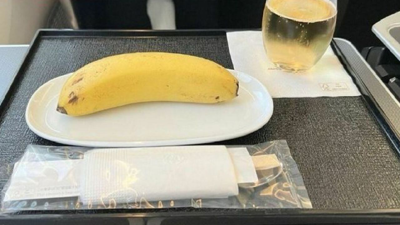 Hombre denuncia que aerolínea le dio un banano con cubiertos cuando solicitó el menú vegano.
