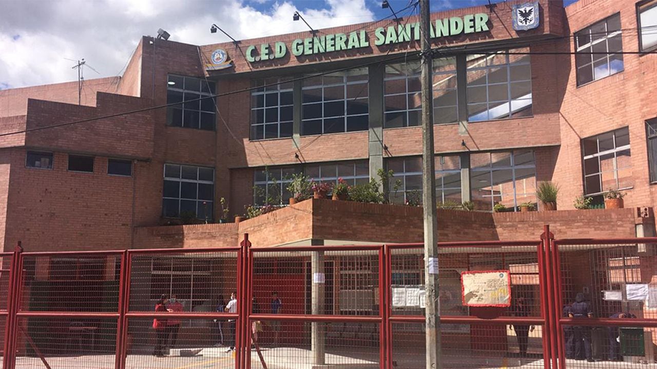 12 profesores de un colegio público en Bogotá resultaron contagiados con covid 19 tras volver a la presencialidad. La cifra puede aumentar en las próximas horas.