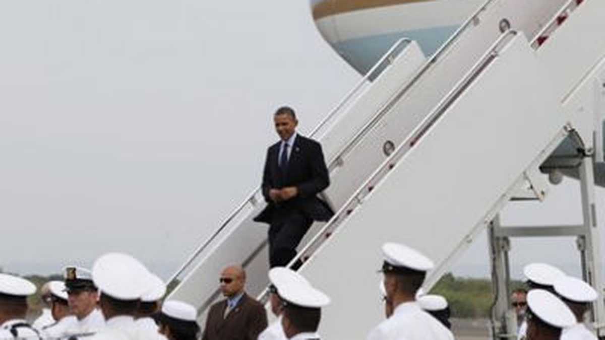 El presidente de Estados Unidos, Barack Obama, desciende del Air Force One, tras su llegada a Cartagena.