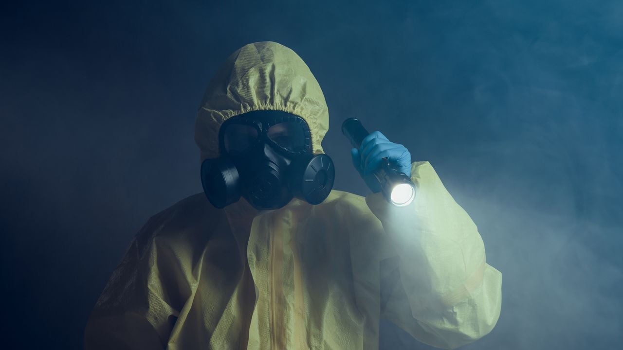Foto de referencia sobre una persona protegiéndose de armas químicas