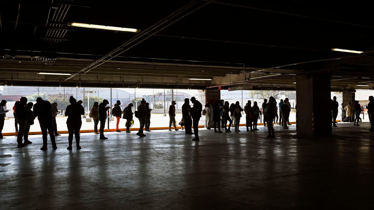 Personas hacen fila para hacerse la prueba de COVID-19 en el estacionamiento del centro comercial Via Vallejo en la Ciudad de México, el 5 de enero de 2022. - México superó los 4 millones de infecciones por COVID-19 con la mayor cantidad diaria de infecciones desde septiembre pasado. 8, informó el martes el Ministerio de Salud. (Foto de ALFREDO ESTRELLA / AFP)
