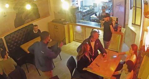   Al menos diez robos masivos a mano armada se han presentado en restaurantes y gastrobares en Bogotá. Los delincuentes tienen perfilados a varios locales de alto valor. Las autoridades ya hacen las investigaciones pertinentes para capturarlos. 