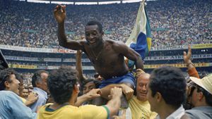 ARCHIVO - Pelé festeja la coronación de Brasil en el Mundial de 1970 en el Estadio Azteca de Ciudad de México, tras una victoria sobre Italia (AP Foto, archivo)