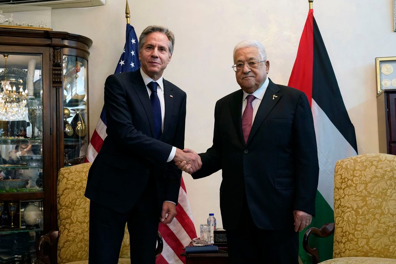 El secretario de Estado de Estados Unidos, Antony Blinken, izquierda, estrecha la mano del presidente palestino Mahmoud Abbas, en Ammán, Jordania, el viernes 13 de octubre de 2023.