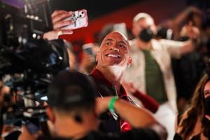 El ganador del premio People's Champion, Dwayne Johnson, se toma una selfie cuando llega a la 47a ceremonia de los People's Choice Awards en Santa Mónica, California, EE. UU., El 7 de diciembre de 2021. Foto REUTERS / Mike Blake