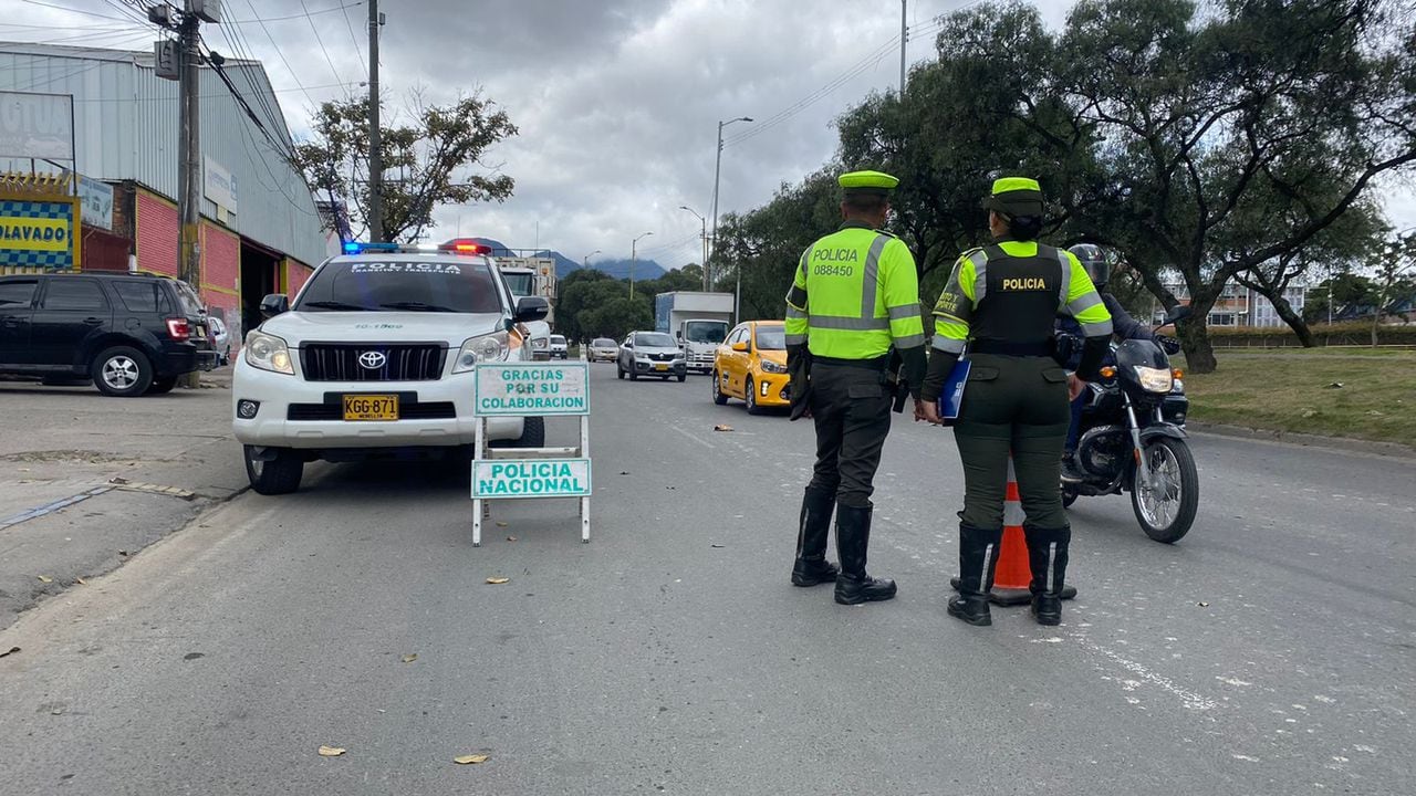 La Policía de Tránsito en Bogotá adelanta una campaña para evitar siniestros en la celebración de las madres. Puestos de Control.