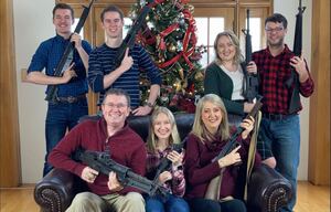 Congresista de Estados Unidos causó revuelo en Twitter luego de publicar una foto familiar junto a un árbol de navidad en donde todos los miembros de su familia empuñaban un arma de fuego