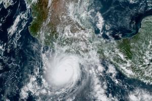 Esta imagen satelital proporcionada por la Administración Nacional Oceánica y Atmosférica de Estados Unidos (NOAA, por sus siglas en inglés) el martes 24 de octubre de 2023 muestra el huracán Otis acercándose a la costa del Pacífico de México cerca de Acapulco. (NOAA vía AP)