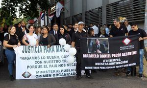 Marcha en Paraguay en homenaje al fiscal paraguayo Marcelo Pecci asesinado en Colombia. Foto: Diario Popular.