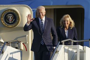 El presidente estadounidense Joe Biden y la primera dama Jill Biden llegan a bordo del Air Force One en RAF Mildenhall, Inglaterra, antes de la cumbre del G7 en Cornwall, el miércoles 9 de junio de 2021. Biden asistirá a la cumbre del G7 en Cornwall, suroeste de Inglaterra. Foto: Joe Giddens / Pool vía AP.