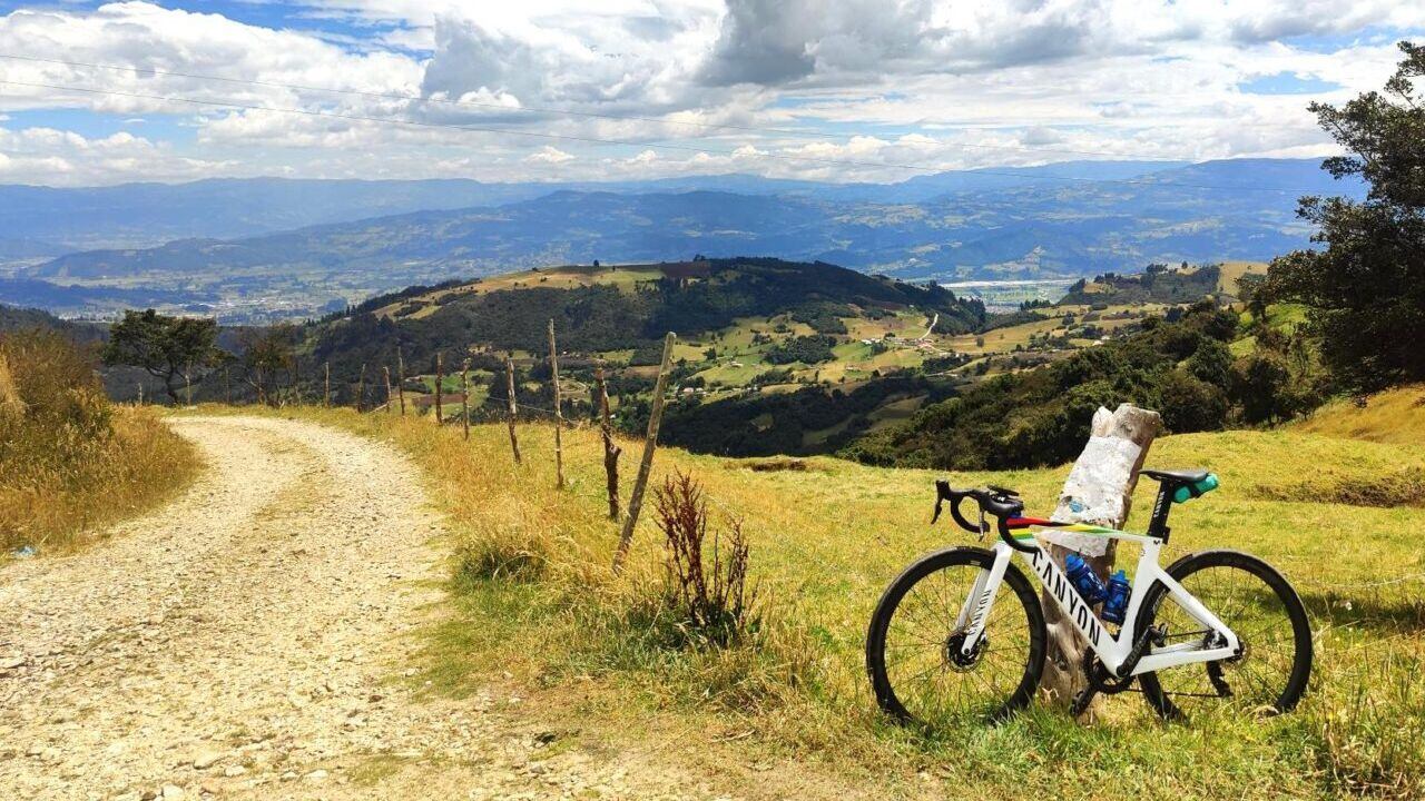 Foto de la bicicleta de Van Vleuten adornando el paísaje del altiplano cundiboyacense