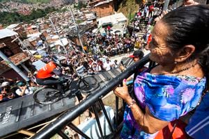 El 4 de marzo, la Comuna 13 de Medellín vivió Red Bull Cerro Abajo Medellín 2023, una de las competencias más importantes de downhill urbano de Suramérica y el mundo. Evento deportivo lleno de color, emoción, adrenalina y cultura.