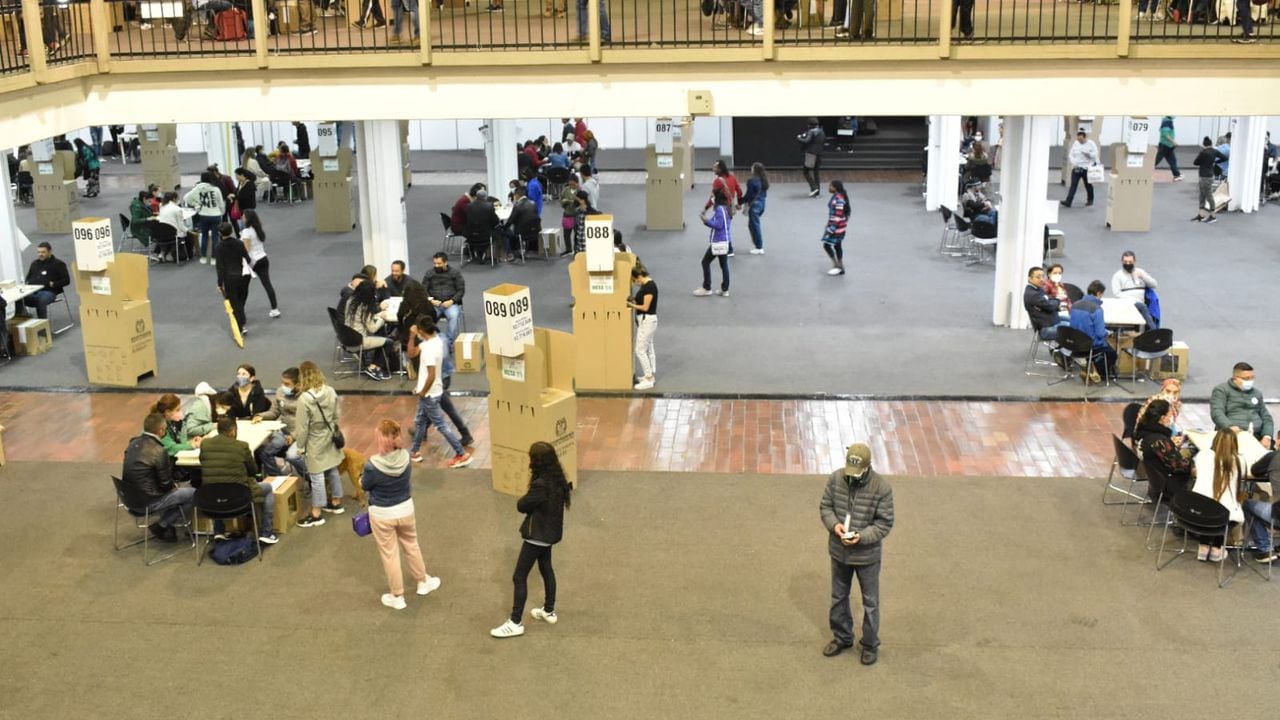 Votación, voto, elecciones, gente votando, urnas, puesto de votación, mesa en Bogotá, Corferias