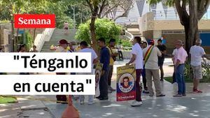 Un colectivo pide la liberación de Saab, durante la transmisión de posesión de Gustavo Petro en Barranquilla.