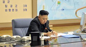 El líder norcoreano, Kim Jong-un, en la reunión en la que ordenó tener preparados sus misiles para atacar en "cualquier momento" intereses de EE. UU. y Corea del Sur.