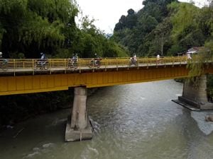 Actualmente por el puente Barragán circulan peatones, bicicletas y motos. Foto: Luis Troches El País