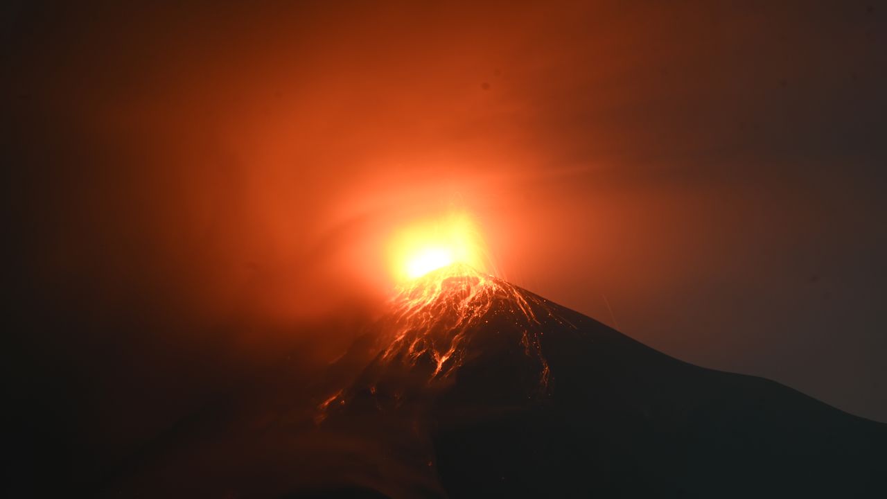 Alerta en Guatemala por erupción del Volcán de Fuego tras lanzar ceniza y  flujos de lava