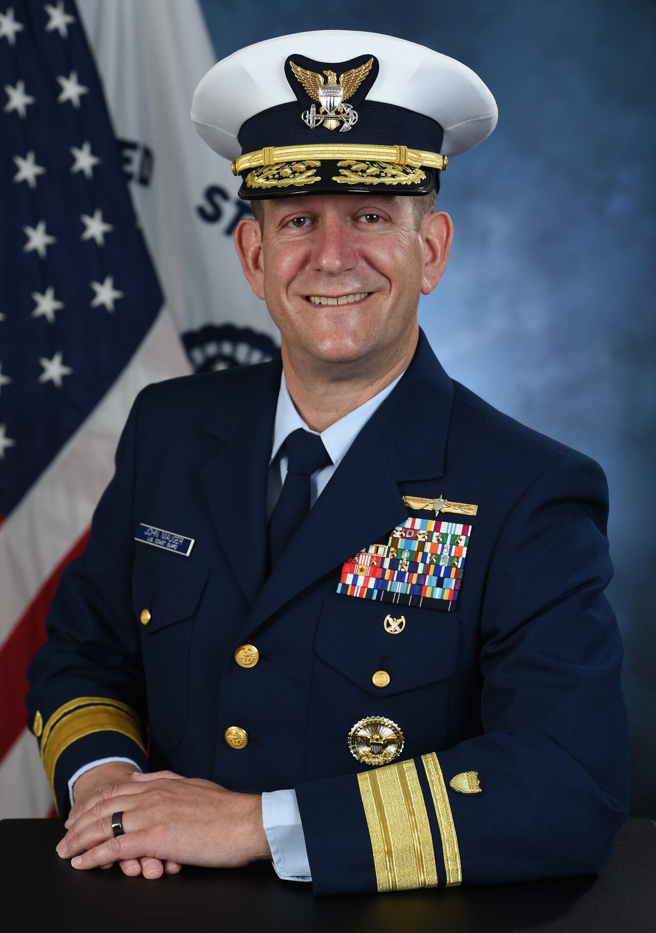 El contralmirante John Mauger, comandante del Primer Distrito de la Guardia Costera estadounidense.