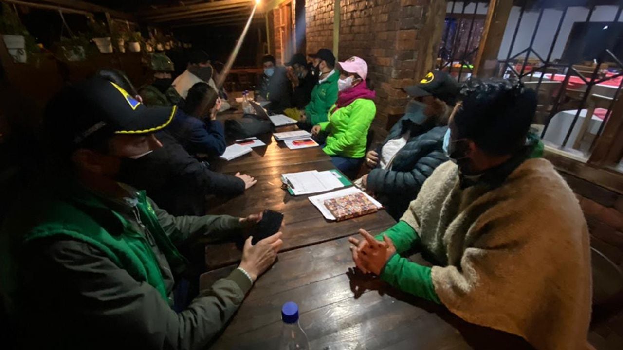 Representantes de la alcaldía de Tenjo y la sociedad civil, en negociaciones para levantar los bloqueos que aquejan al municipio de Cundinamarca.