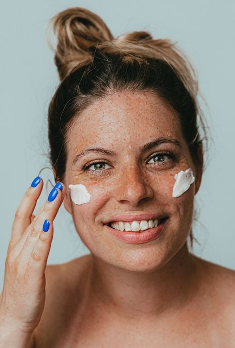 La aplicación de cremas y mascarillas es una práctica común en el cuidado de la piel.