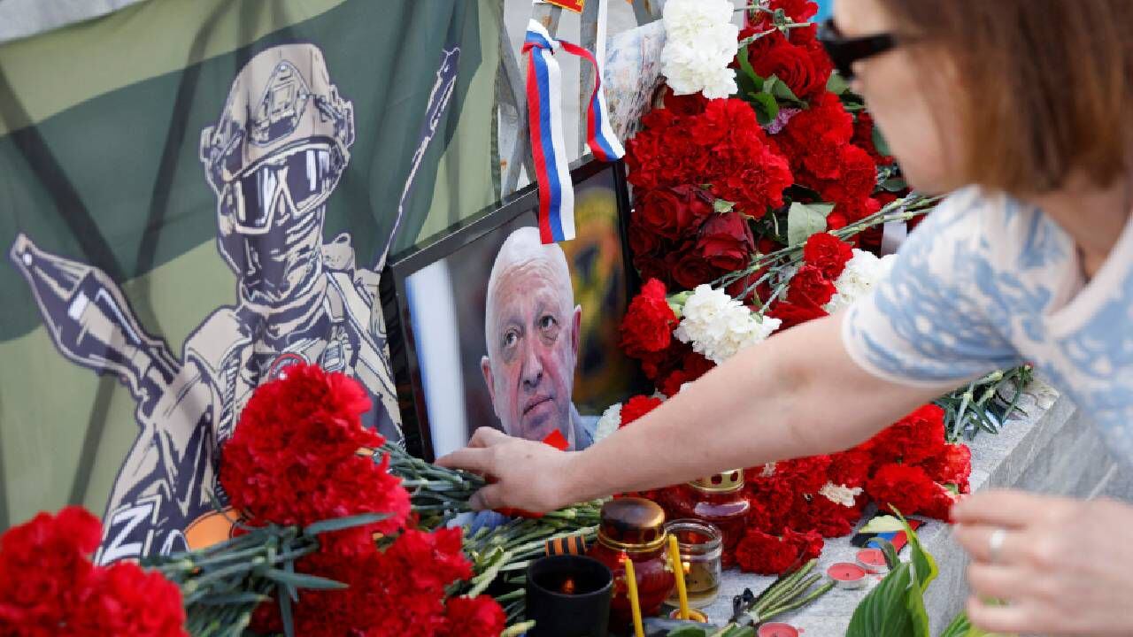 Memorial improvisado tras la presunta muerte de Yevgeny Prigozhin, en Moscú.