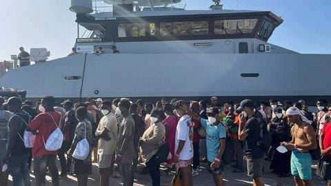 Los migrantes recién llegados esperan en el puerto de la isla siciliana de Lampedusa, Italia, el 27 de agosto de 2023.