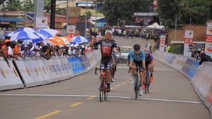 Jhonatan Restrepo celebra su victoria en el Tour de Rwanda