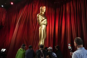 Los trabajadores mueven una estatua de los Óscar durante los preparativos para la 95.ª entrega de los Premios de la Academia el sábado 11 de marzo de 2023 en Los Ángeles. (AP Photo/John Locher)