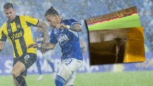 El partido se tuvo que suspender por la intensa lluvia que cayó en Bogotá