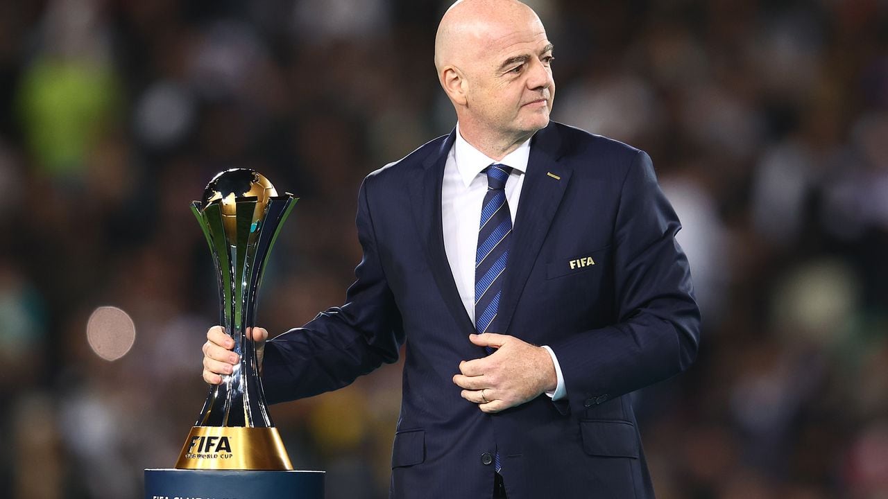 Gianni Infantino, presidente de la Fifa junto al trofeo del Mundial de Clubes.