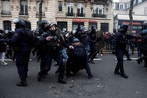 La policía antidisturbios CRS francesa detiene a los manifestantes en medio de enfrentamientos durante una manifestación, Francia el 19 de enero de 2023. 