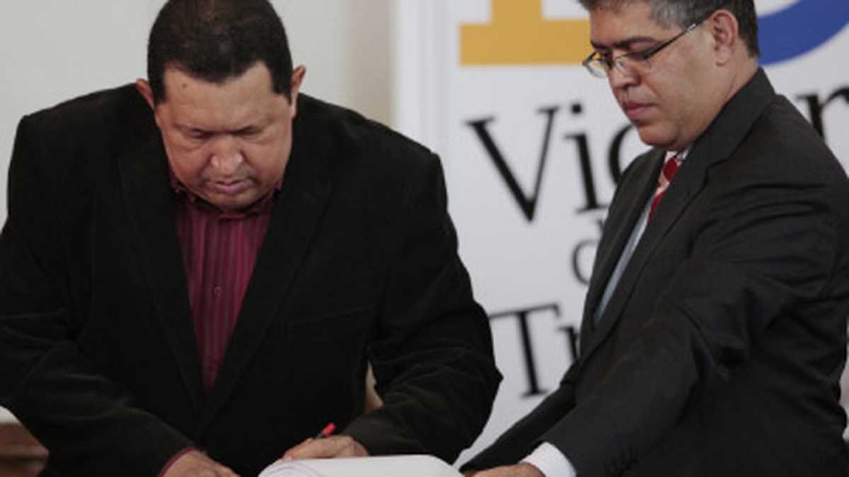 Chávez resultó vacilante, y solo caminó unos pasos en la ceremonia, en la que aparece con el vicepresidente Elías Jaua. 